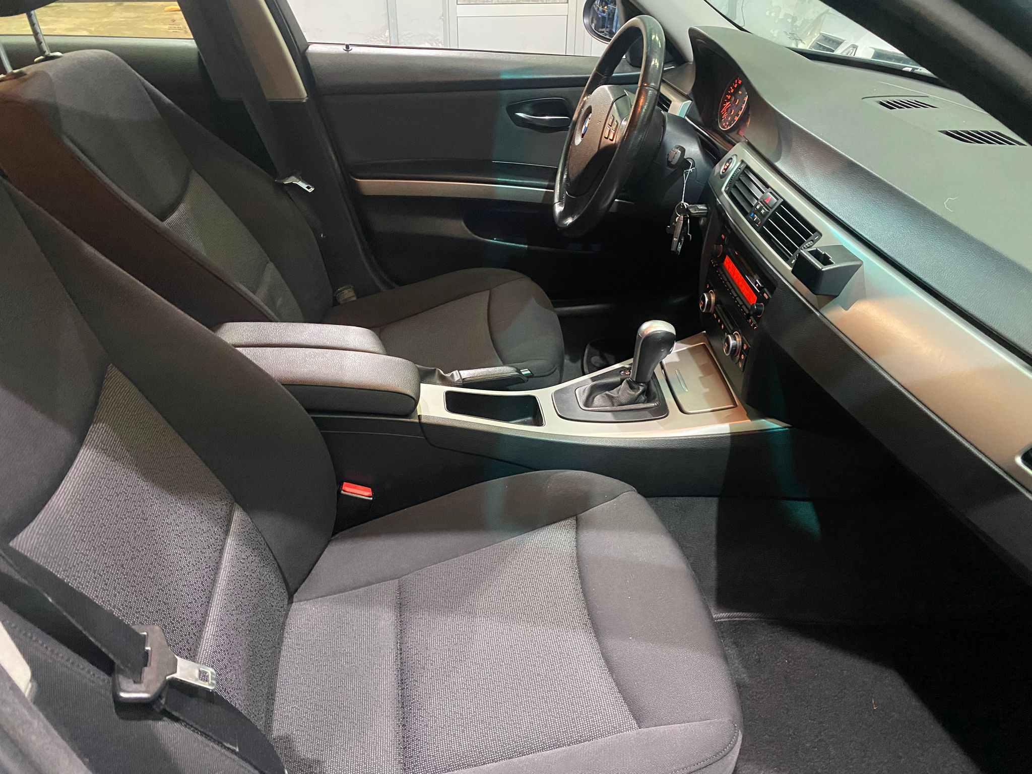 BMW 320i TOUR AUTOMATIK, 2006 GODINA, REGISTROVAN