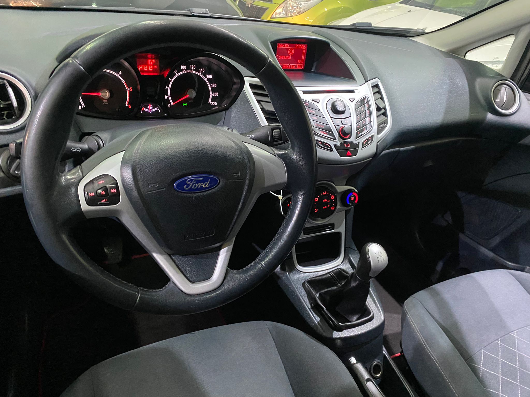 FORD FIESTA 1.6 TDCI, 2011 GOD, VOLAN S KOMANDAMA