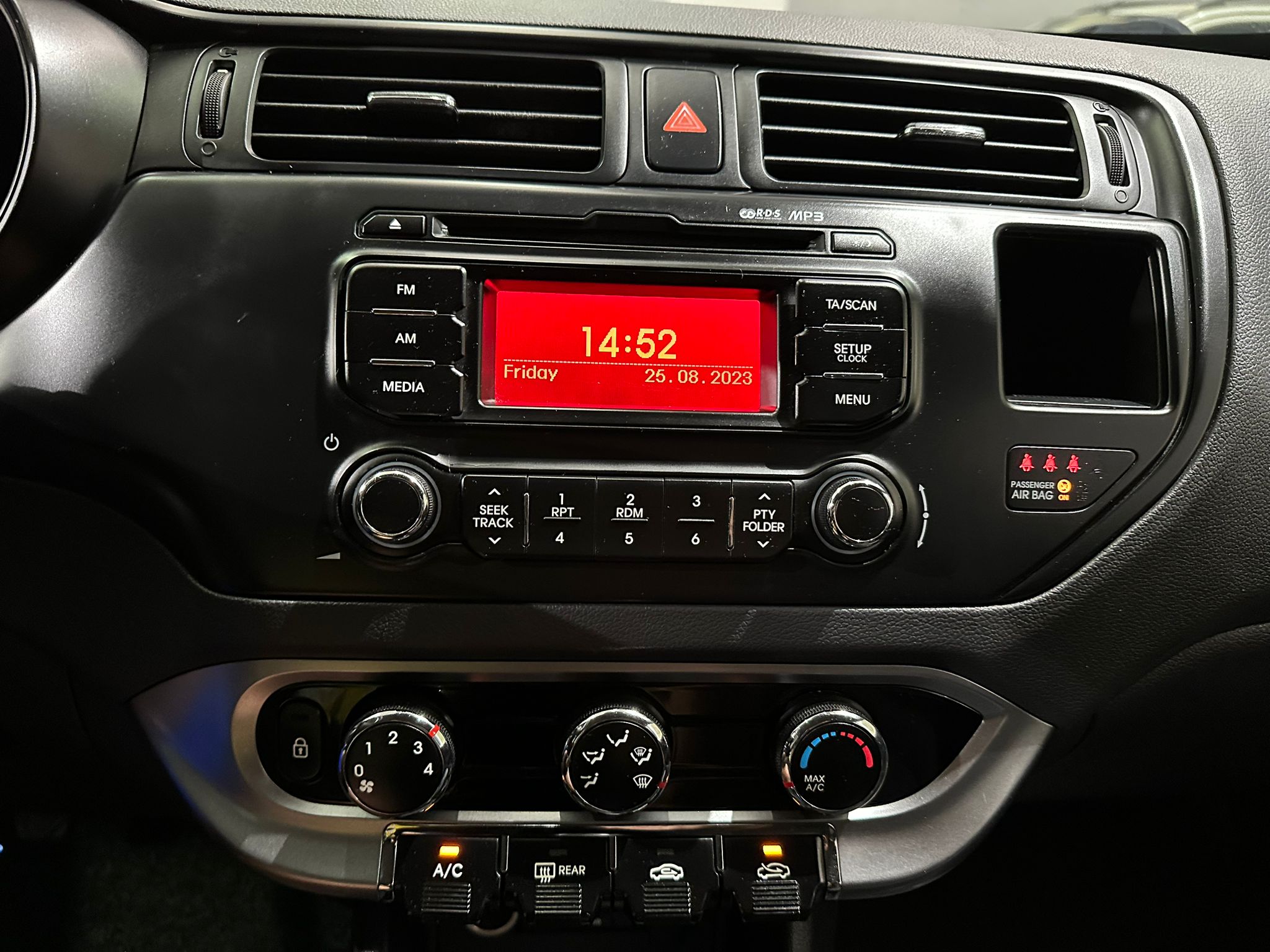 KIA RIO 1.1 CRDI, 2012 GODINA, LED DNEVNA, KLIMA