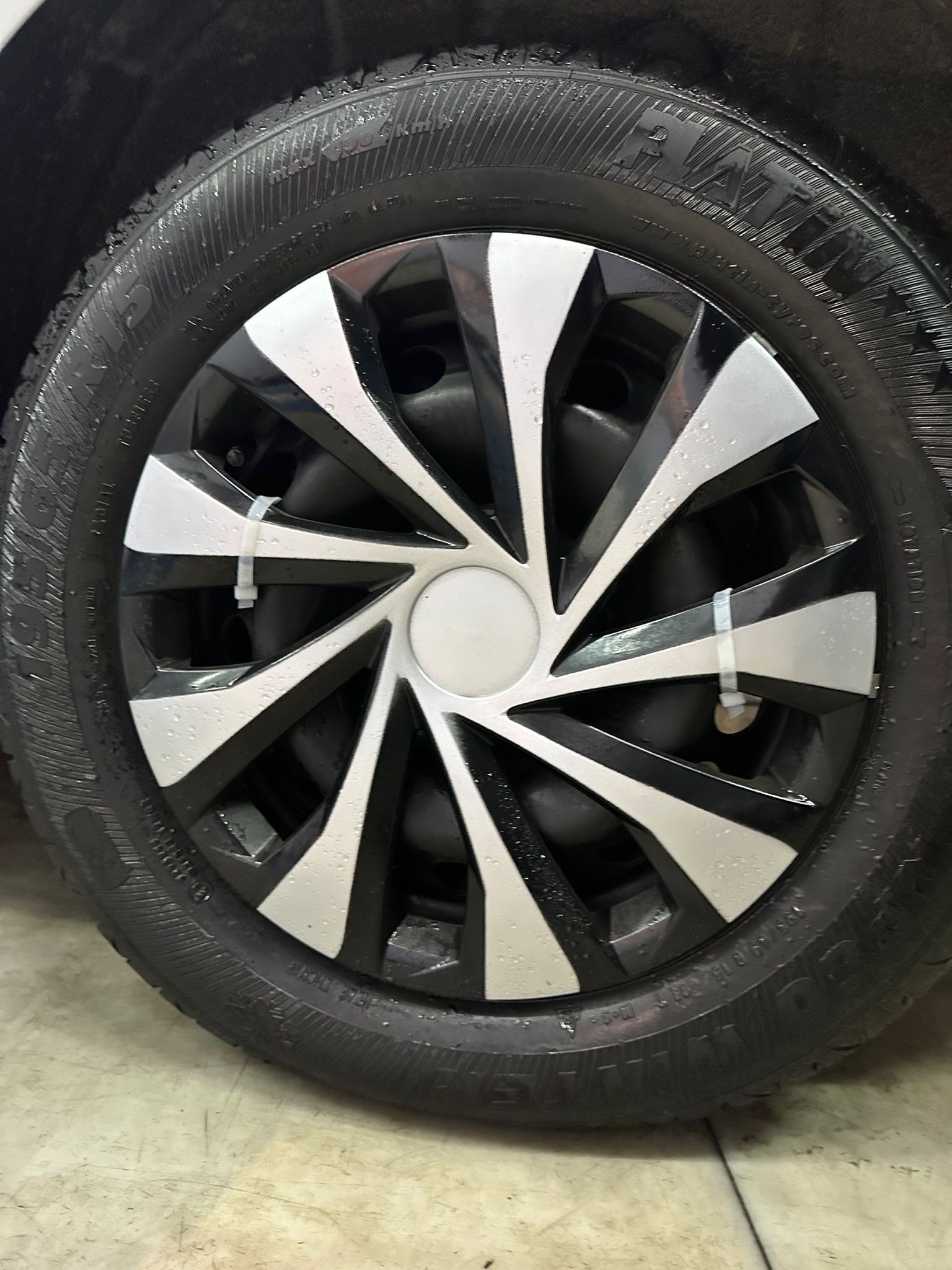 VW GOLF 2014 GOD, 1.6 TDI BLUEMOTION,3 KLJUČA,ZIMSKE