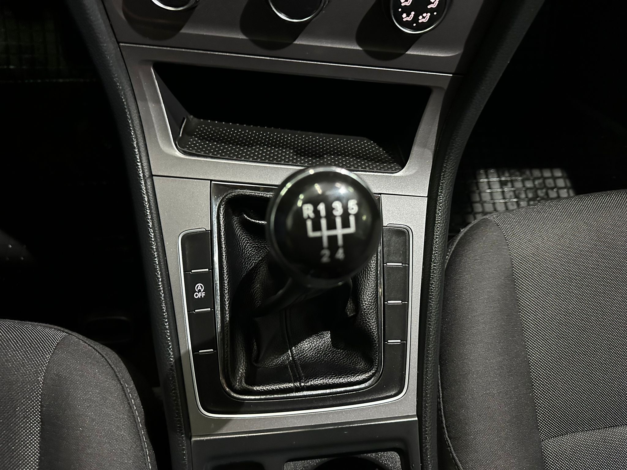 VW GOLF 2014 GOD, 1.6 TDI BLUEMOTION,3 KLJUČA,ZIMSKE