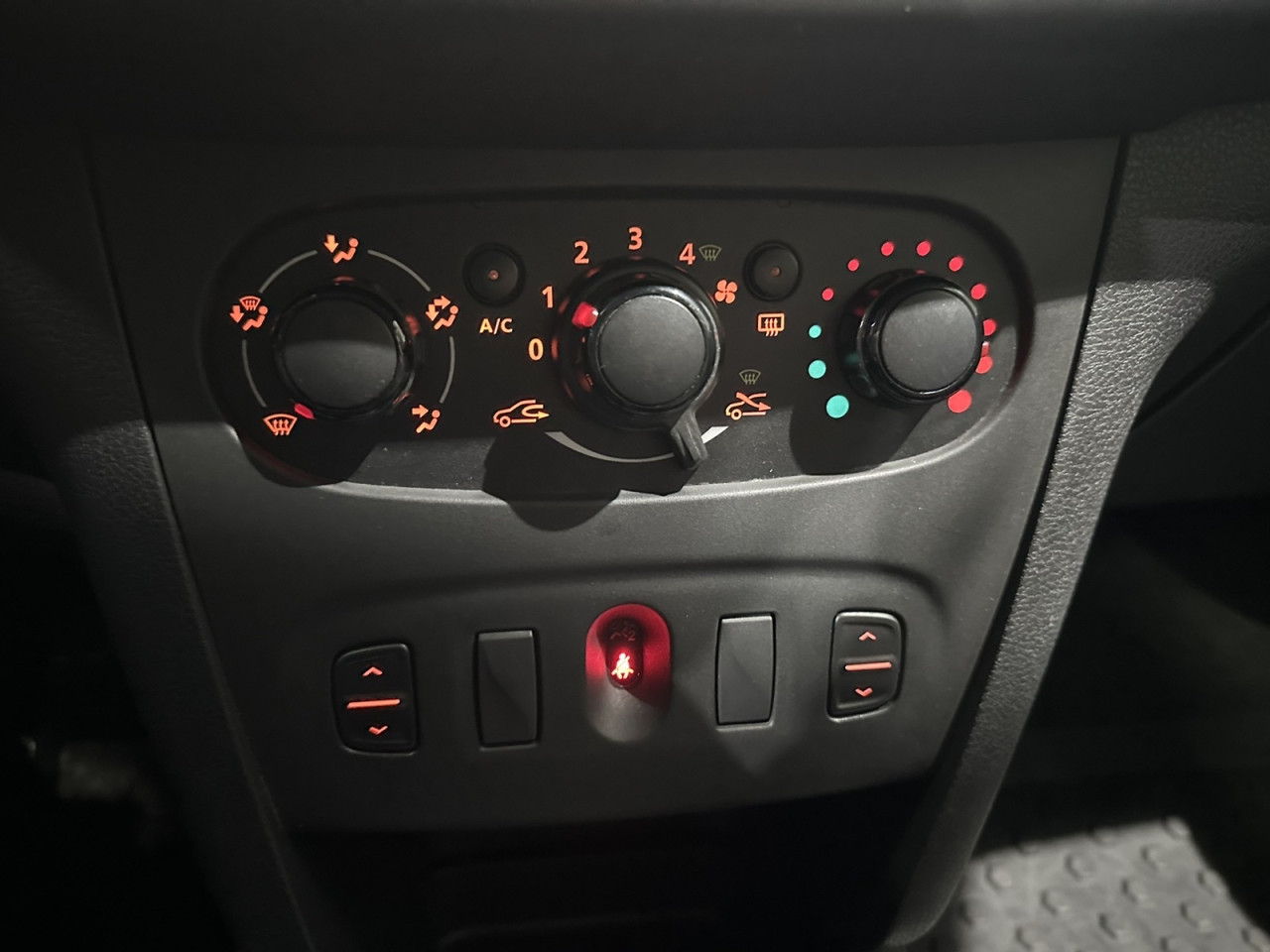 DACIA LOGAN 1.2 BENZIN, 2016 GODINA,KLIMA