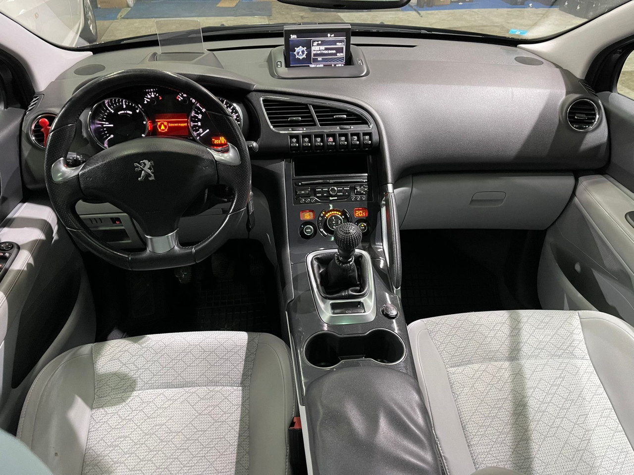 PEUGEOT 3008 1.6 HDi, 2015 GODINA, REGISTROVAN